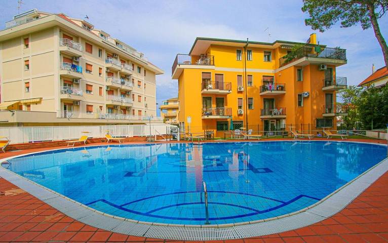 Ferienwohnung für 4 Personen, mit Balkon und Terrasse sowie Garten und Pool in Eraclea Mare