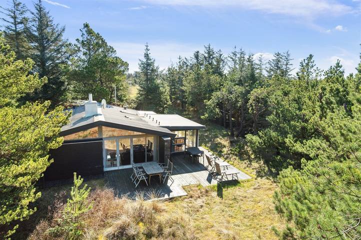 Ferieudlejning for 4 personer, med terrasse i Vorupør