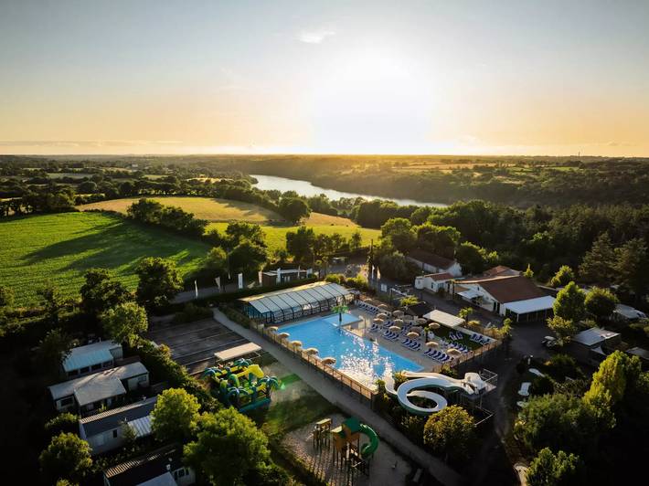 Camping pour 6 personnes, avec Terrasse et Piscine à Landevieille