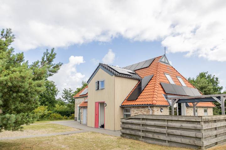 Vakantiehuis voor 16 personen, with Balkon/Terras and Terras as well as Tuin and Zwembad op Ameland