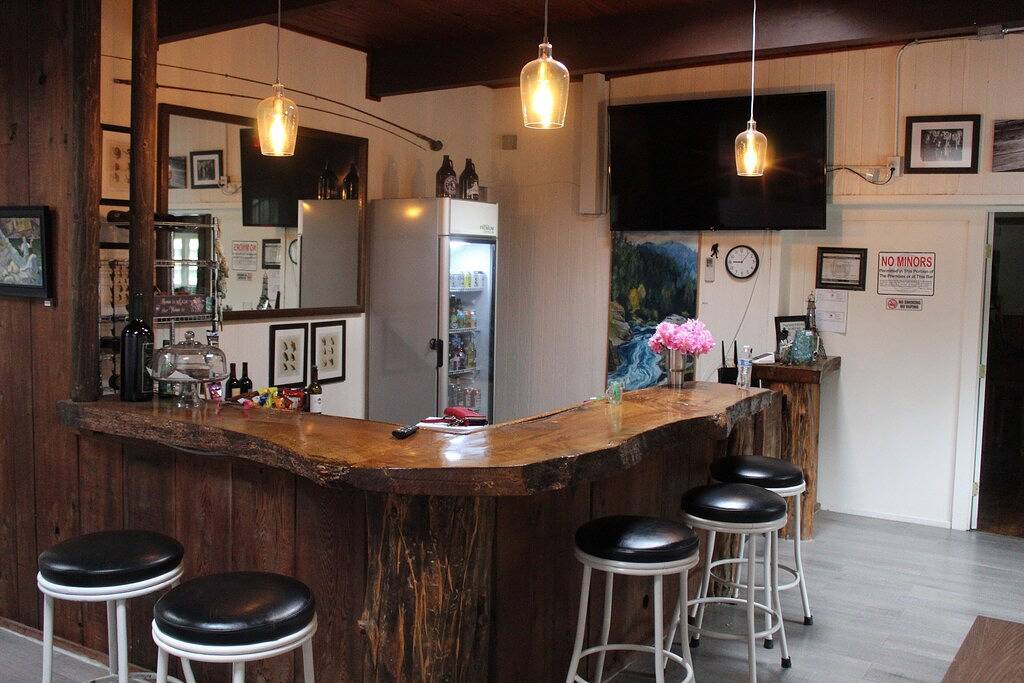 Charming Historic lodge across  from Umpqua river in Glide, Willamette Valley