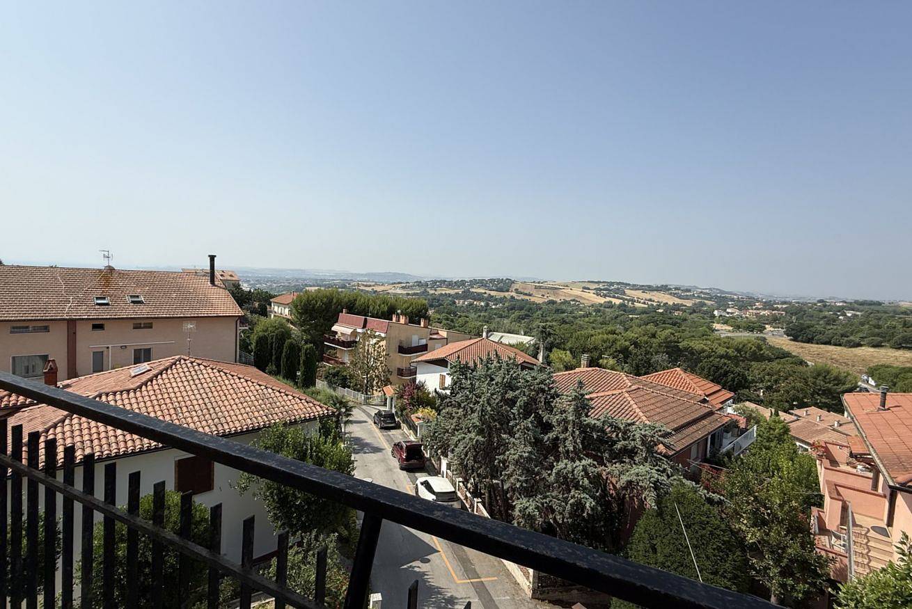 Apartamento entero, S270 - Sirolo, four-room apartment in the center with a panoramic view in Sirolo, Riviera del Conero