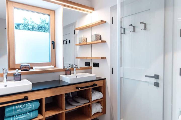 Entire apartment, Garden Suite with cozy eat-in kitchen and lake view in Frauenchiemsee, Chiemsee, Gemeinde