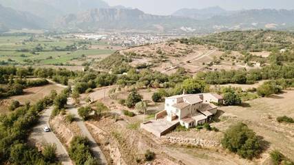 Maison de campagne pour 9 personnes, avec vue sur le lac et piscine ainsi que jardin et vue, adapté aux familles à Oliana