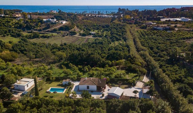 Chalet para 8 personas, con piscina además de terraza y jardín en Estepona
