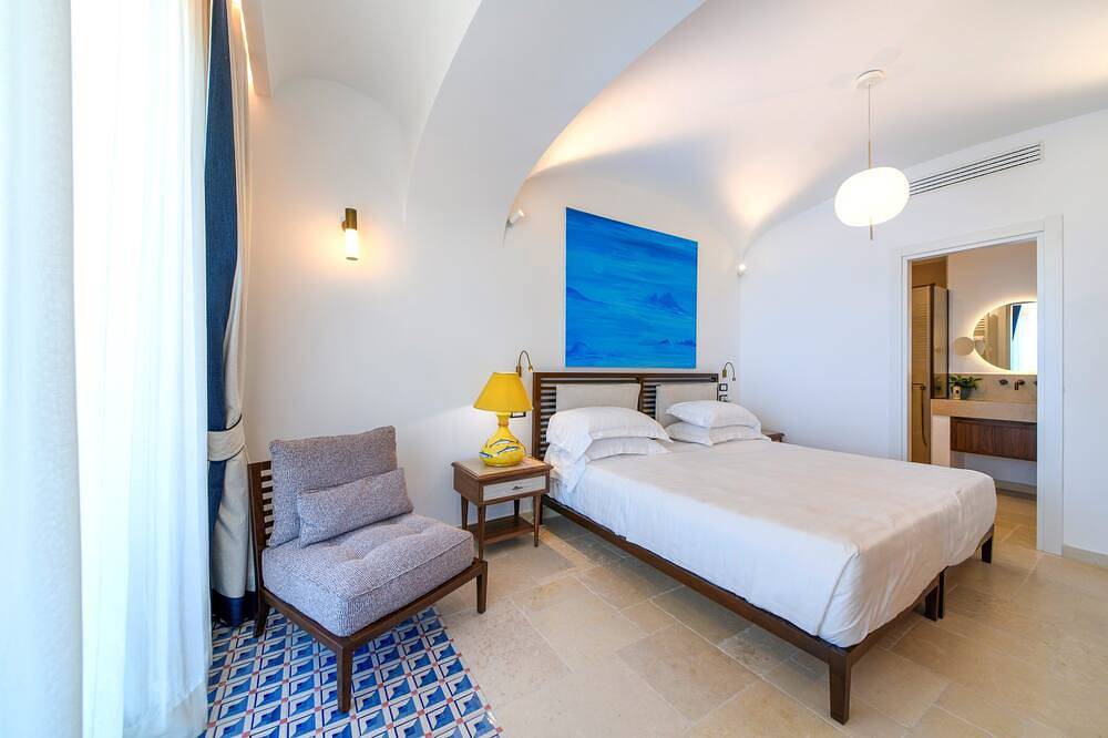 Big three bedrooms Villa on the ocean with exclusive garden and infinity pool in Chiaia, Ischia