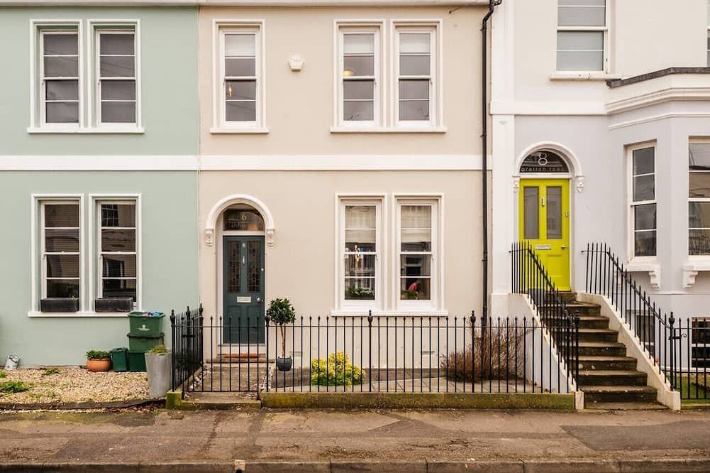Stunning 2 Bed Townhouse with Patio in Cheltenham in Cheltenham, Gloucestershire