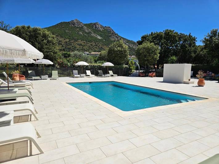 Hôtel pour 3 personnes, avec jardin ainsi que vue et piscine, animaux acceptés