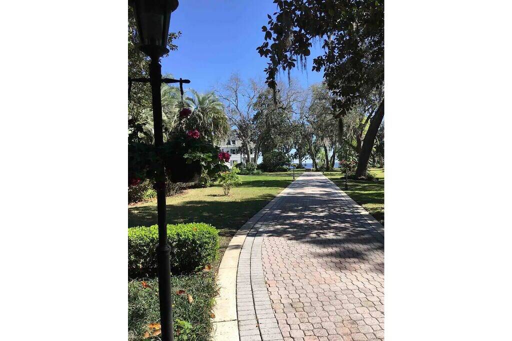 Charming Guest House on Private 5 Acre Riverfront Estate with Dock in Clay County (FL)