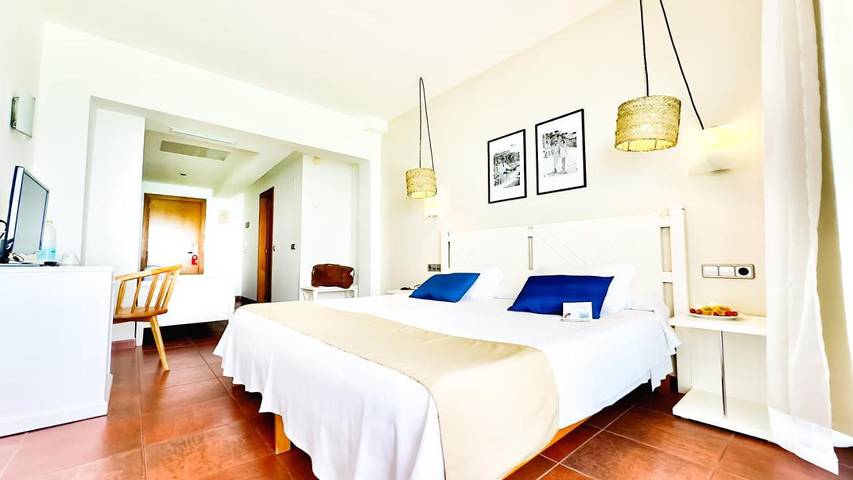 Hotel für 3 Personen, mit Balkon und Whirlpool sowie Terrasse und Garten in Son Moll - 2