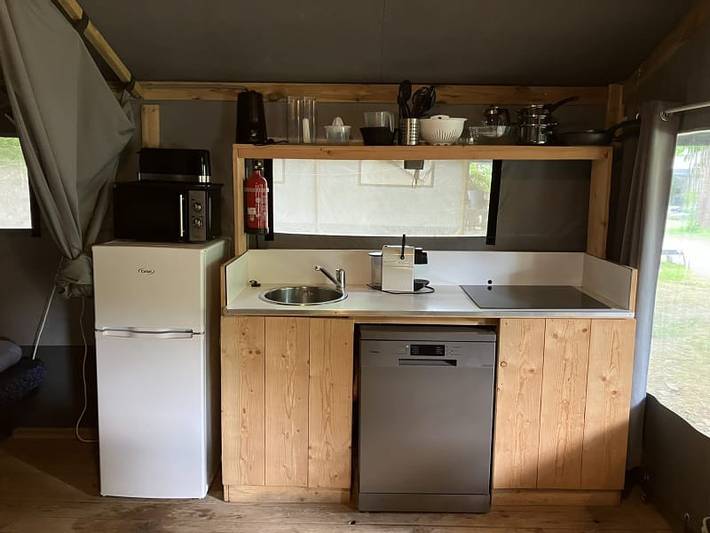 Tente pour 4 personnes, avec balcon/terrasse ainsi que terrasse et vue sur le lac en Ardèche - 3