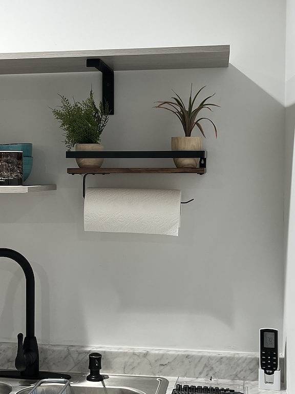 Timy Home near Wolf Creek Marina & multiple boat ramps with a full kitchen in Lake Cumberland