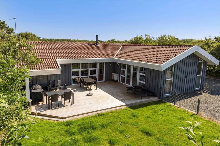 Ferienhaus für 10 Personen, mit Whirlpool und Terrasse sowie Garten und Pool in Kærgården