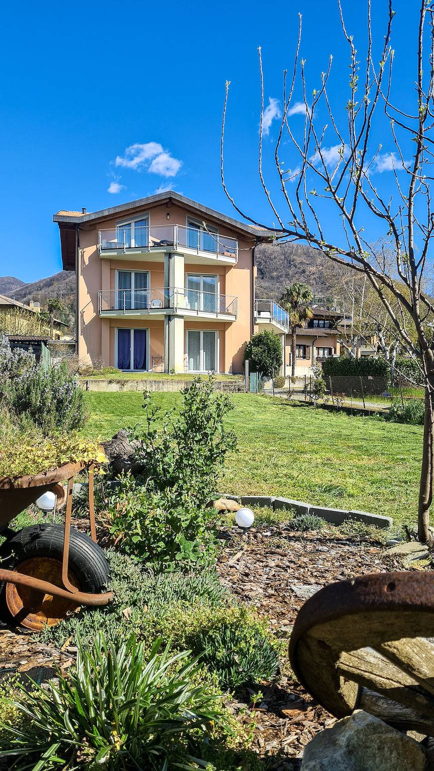 Appartamento intero, Appartamento vacanze per 4 persone con terrazza in Maccagno, Maccagno con Pino e Veddasca