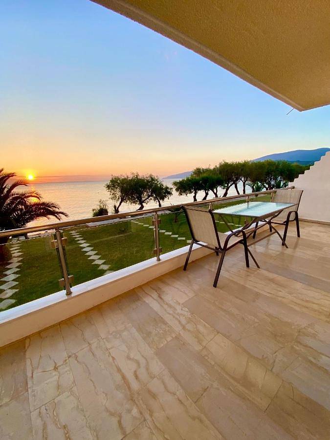 Apartamento para 4 personas, con vistas y jardín en Corinto