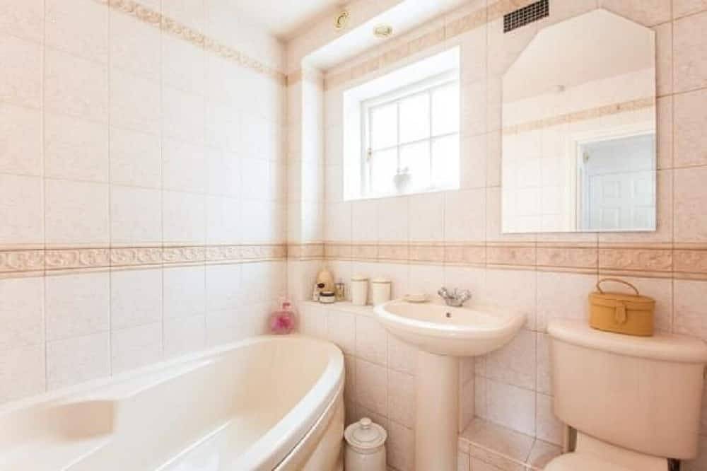 Cheerful 3 bedroom house with generous rear garden in Canterbury\n in Kent
