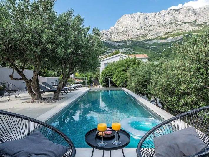 Ferienhaus für 6 Personen, mit Balkon und Pool in Krvavica