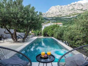 Ferienhaus für 6 Personen, mit Pool und Balkon in Krvavica