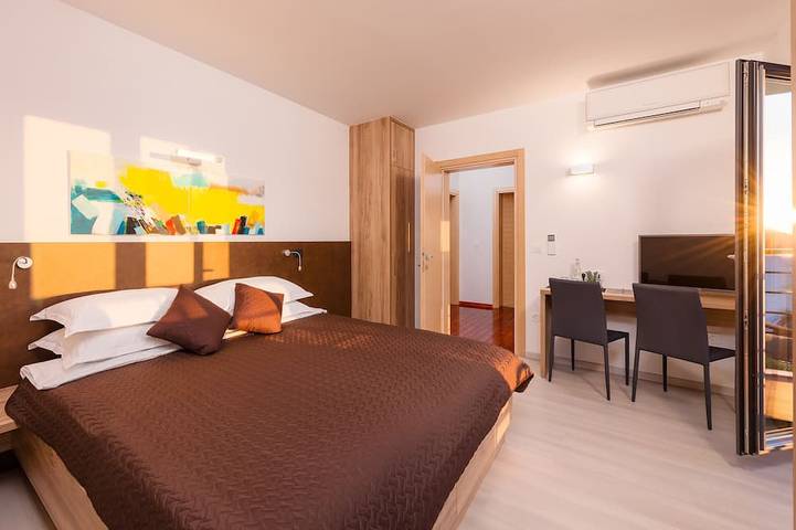 Luxusvilla mit Blick auf Makarska, privater beheizter Pool,Jacuzzi,Gym,Grill in Makarska, Makarska Riviera