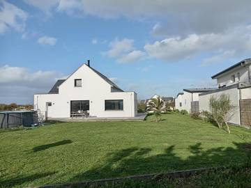 Gîte pour 8 personnes, avec terrasse ainsi que piscine et jardin dans Plage Kerminihy