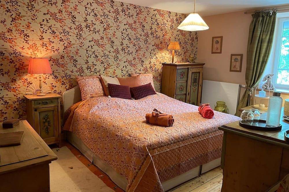 On the edge of the Jura Lakes, a spacious home with a spa and a pétanque court in Châtillon (Jura), Französischer Jura