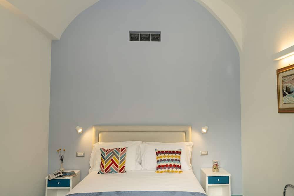 Ganze Wohnung, Grecale: stunning sea-view apartment with patio - up to 5 guests in Maiori, Amalfiküste