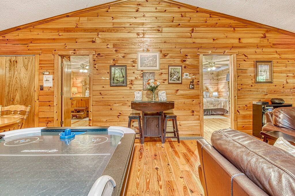 Entzückende & hundefreundlich w / Whirlpool, Air-Hockey, firepit! Nähe State Park! in Chattahoochee National Forest