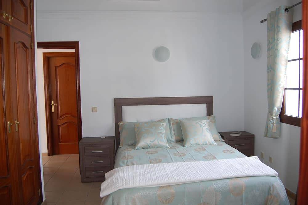 Villa Cara: Beautiful modern villa with gated heated pool & air con. in Playa Blanca, Yaiza