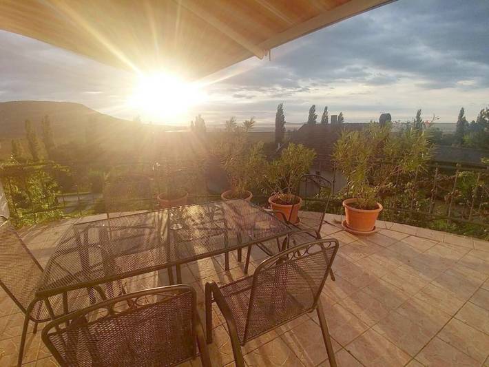 Location de vacances pour 8 personnes, avec Terrasse et Jardin ainsi que Vue sur le lac et Vue à Szigliget