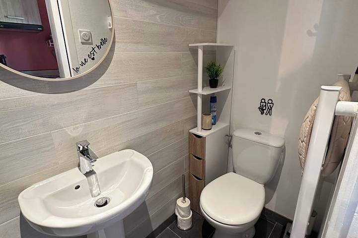 Entire apartment, Cozy studio - Ploërmel city center - Wi-Fi and parking in Ploërmel, Vannes region