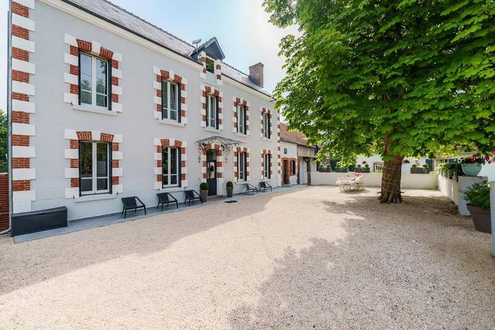 Location de vacances pour 15 personnes, avec piscine et jardin ainsi que jacuzzi et sauna à Langon (Loir-et-Cher)