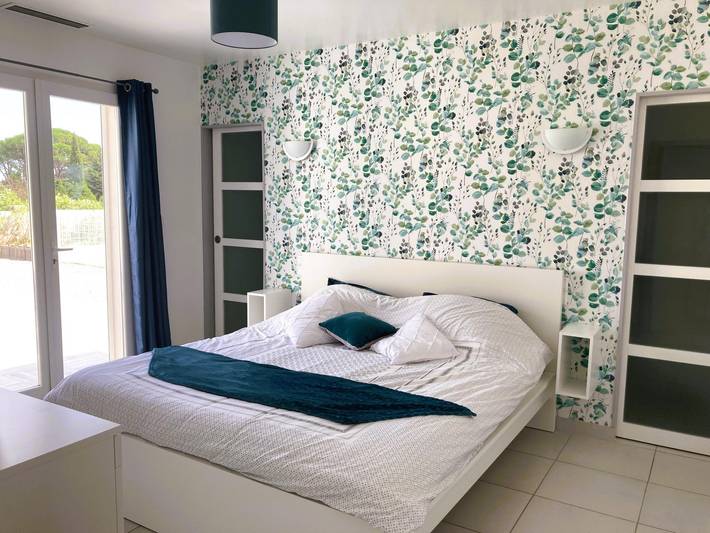 Location de vacances pour 6 personnes, avec terrasse ainsi que jardin et piscine à Escales - 4