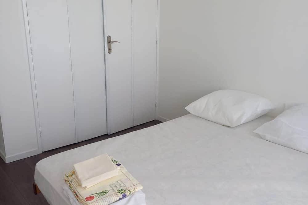 Entire apartment, Jardins de Cabrianne Pond view in Berre-l'Étang, Istres region