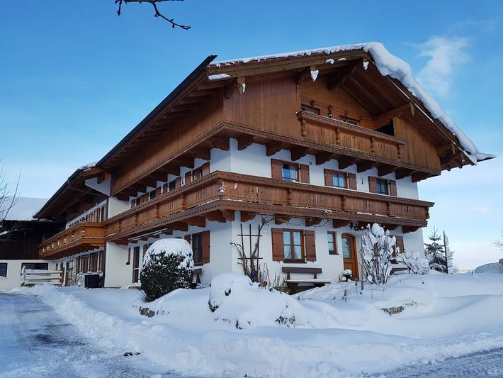 Bauernhaus für 5 Personen, mit Balkon und Terrasse sowie Garten und Seeblick in Rottau