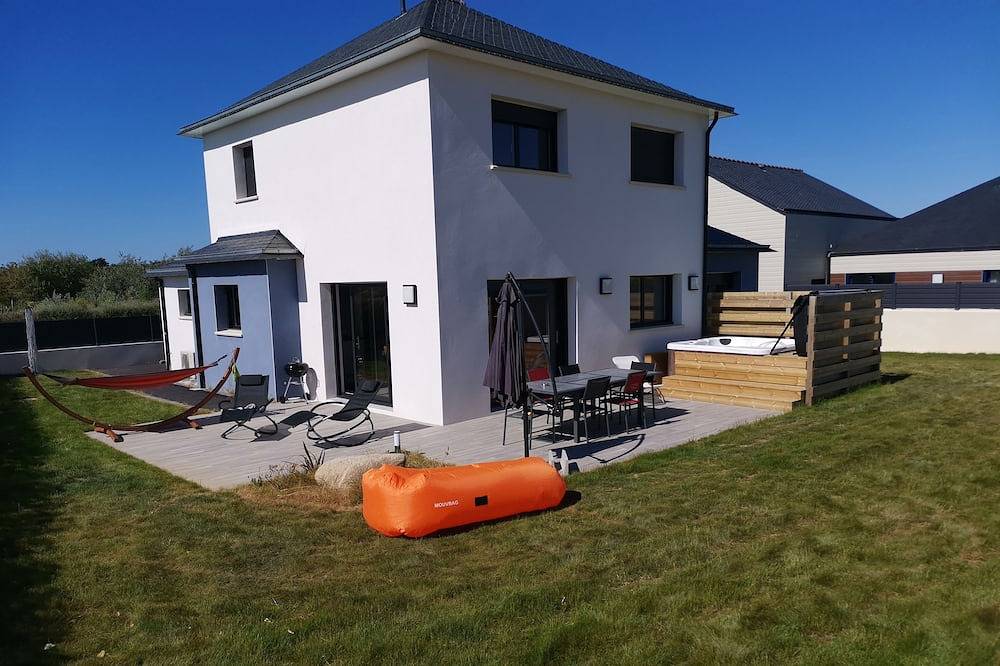 Villa  avec spa à 250 m de la  magnifique plage de kerfissien in Cléder, Ceinture Dorée
