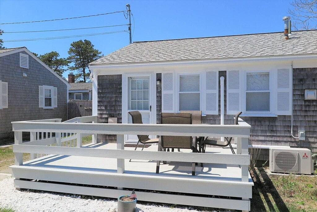 Ganze Wohnung, Cape Cod Beach Cottage-2 bdrm, 1 bath, full kitchen and two minute walk to beach in Dennis Port, Dennis
