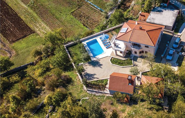 Gemütliche 2-Zimmer-Wohnung mit Pool, WLAN und Parkplatz in der Nähe des Flusses Ričina in Imotski, Makarska Riviera