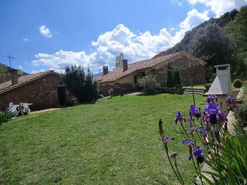 Location de vacances pour 4 personnes, avec jardin ainsi que vue et piscine à Montseny