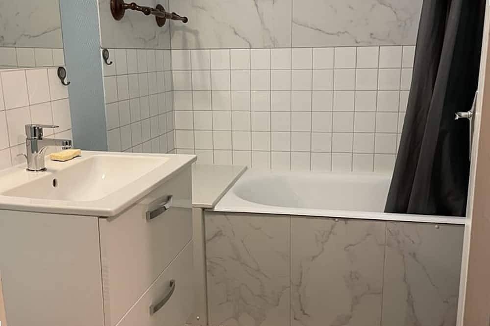 Entire apartment, Cozy Studio for 4, South-Facing Balcony, Heart of Ski Resort in Le Lioran, Laveissière