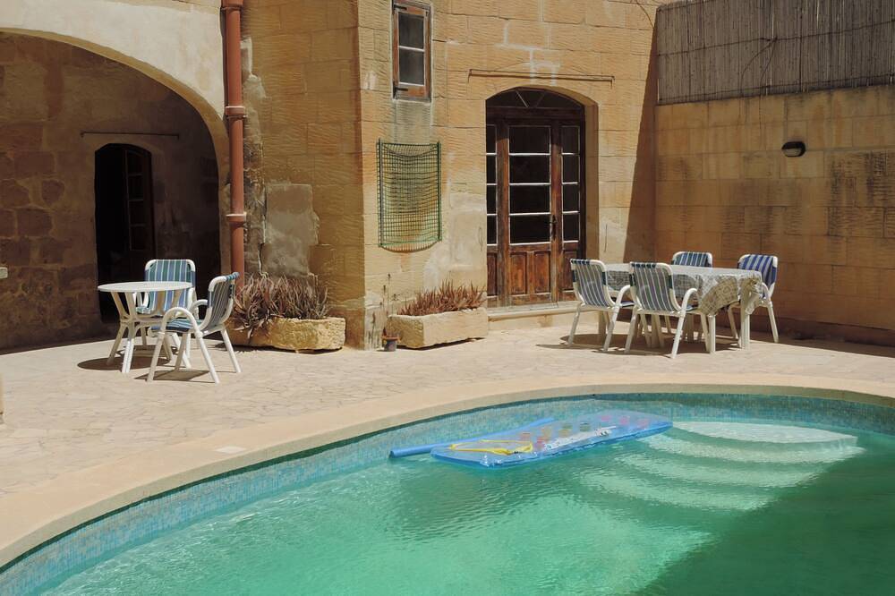Double room with private ensuite bathroom and use of swimming pool in Gharb, Gozo