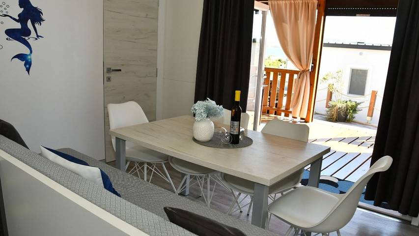 Wohnmobil für 7 Personen, mit Terrasse, mit Haustier in Drage