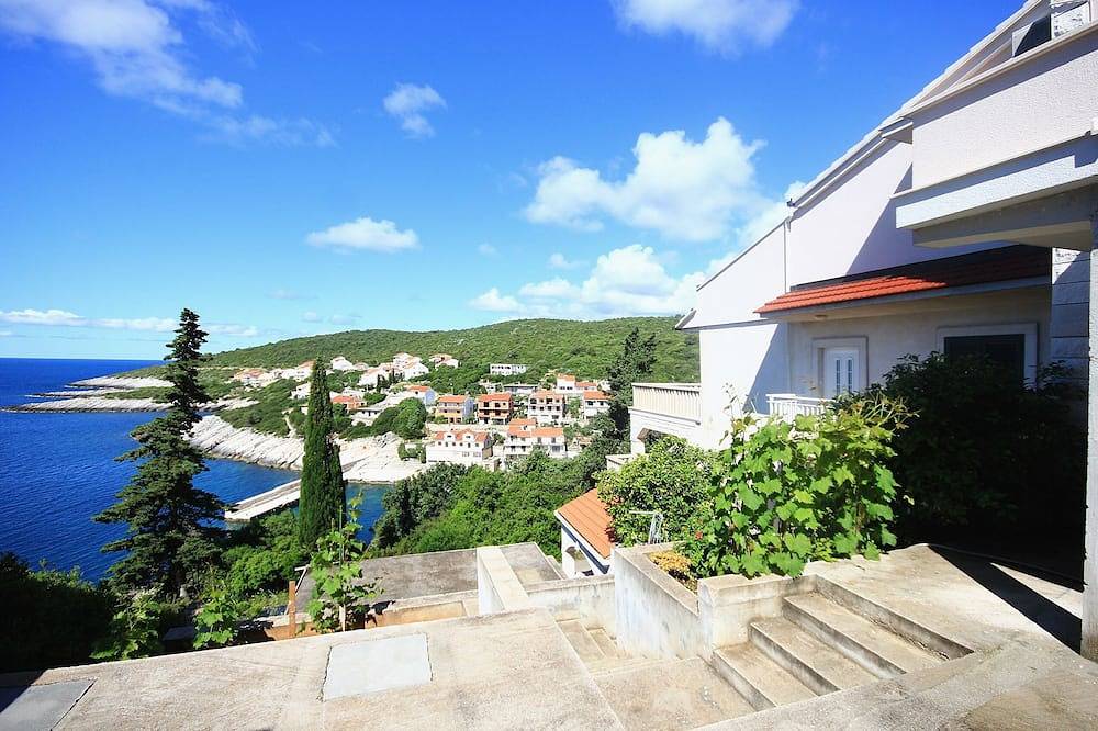 Ganze Wohnung, 2-Zimmer-Ferienwohnung mit Terrasse und Meerblick Zavalatica, Korcula in Čara, Korcula