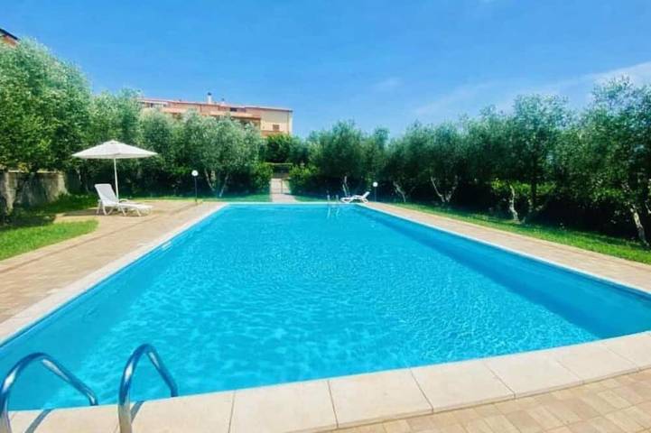 Ferienwohnung für 3 Personen, mit Balkon und Pool sowie Garten - 1