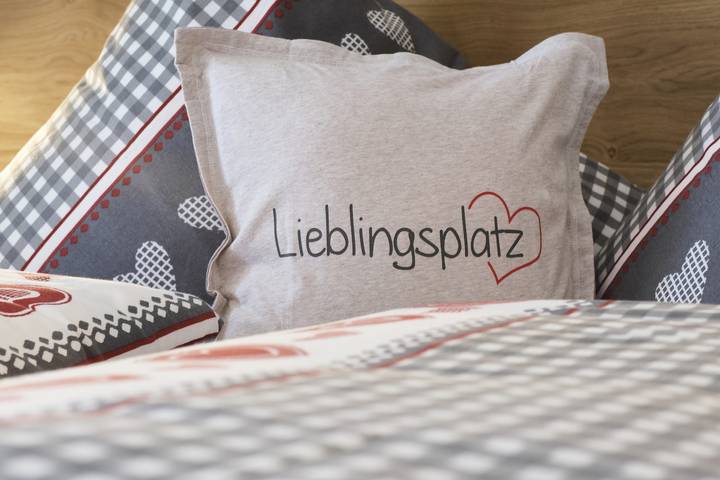 Ganze Ferienwohnung, Haus Sonnengruß - Ferienwohnung im Dachgeschoss, 80 qm, 2 Schlafzimmer mit Balkon, max. 4 Personen in Salem, Region Bodensee-Oberschwaben