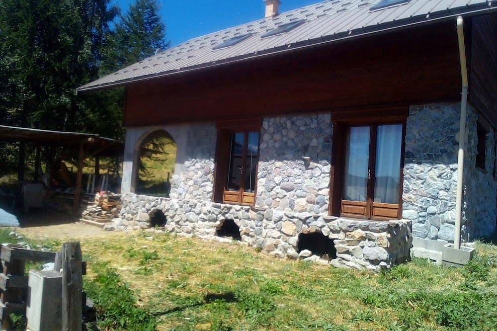 Very sunny chalet at the foot of the slopes, the Ecrins and the paragliding departure point! in Vallouise, Parque Nacional de los Ecrins