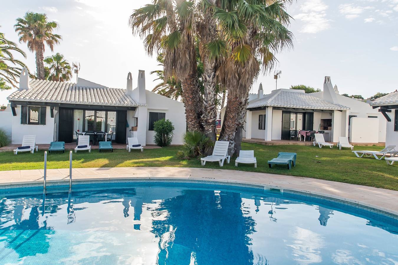 Schönes Ferienhaus in Wohnanlage mit Pool, Wlan, Terrasse und Liegewiese in Binisafuller Platja, Sant Lluís
