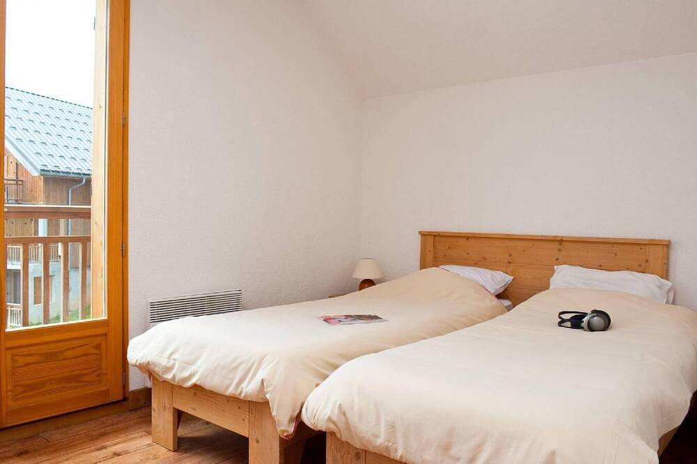 Entire apartment, Wifi, 300m from ski slopes, Ground floor, fitness, swimming pool, sauna, terrace, balcony, parking in La Féclaz, Les Déserts