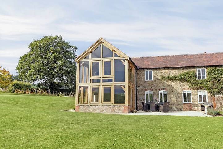 Glamping for 10 people, with garden in Herefordshire