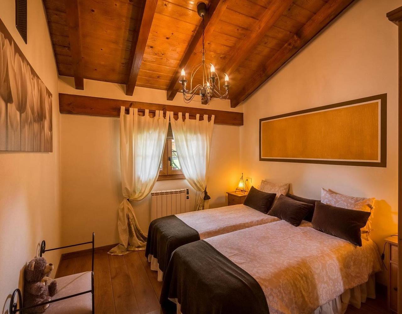 Casa Marta with Mountain Views, Private Terrace and Wi-Fi in Hermandad de Campoo de Suso, Cordillera Cantábrica