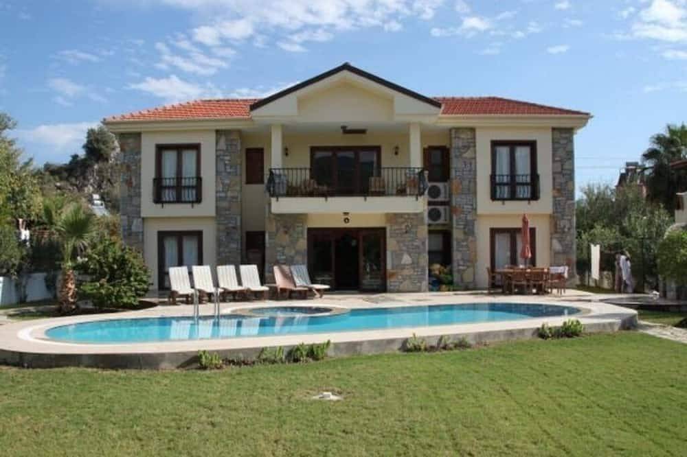 4-bedroom villa in beautiful Alaçatı with Ac and charm in Alacati, Turkse Egeïsche Zee